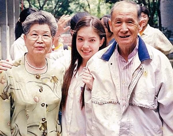 阿公就是我爸!許瑋甯淚謝外公「把她當女兒疼」:只關心我吃飽穿暖