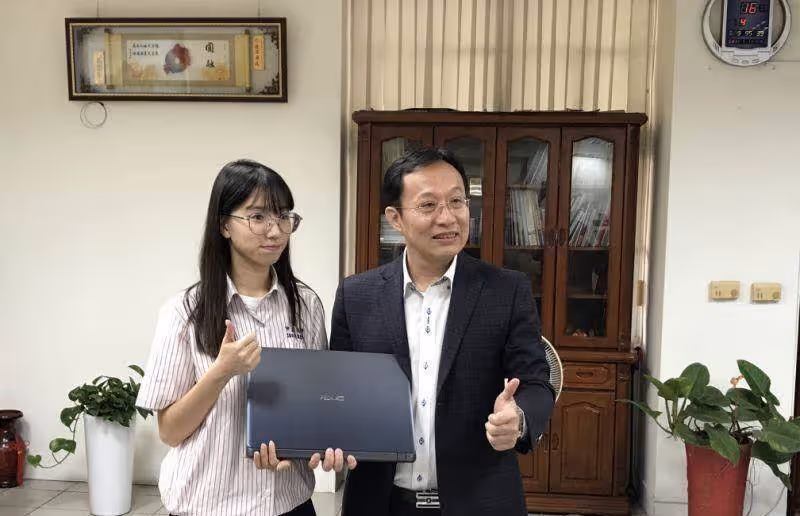 窮到母女共吃一碗滷肉飯!單親女學生「領低收12年」不想辜負恩情,她考上臺大後落淚:我終於可以照顧媽媽了,網大贊:好樣的!