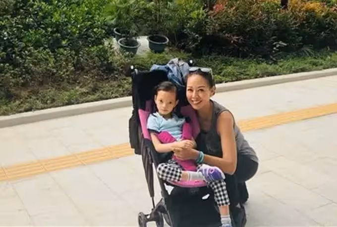 鐘麗淇倆女兒近況曝光!11歲長女「被斷言活不過2歲」如今生活不能自理,6歲二女「遺傳媽媽美貌」學洗菜太懂事