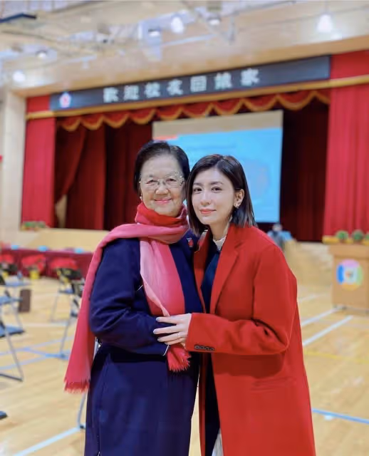 賈靜雯榮歸母校被評為傑出校友,曬多張童年照,與咘咘幾乎一模一樣,網友:基因的強大