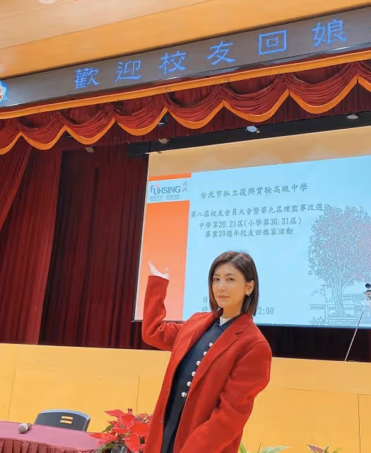 賈靜雯榮歸母校被評為傑出校友,曬多張童年照,與咘咘幾乎一模一樣,網友:基因的強大