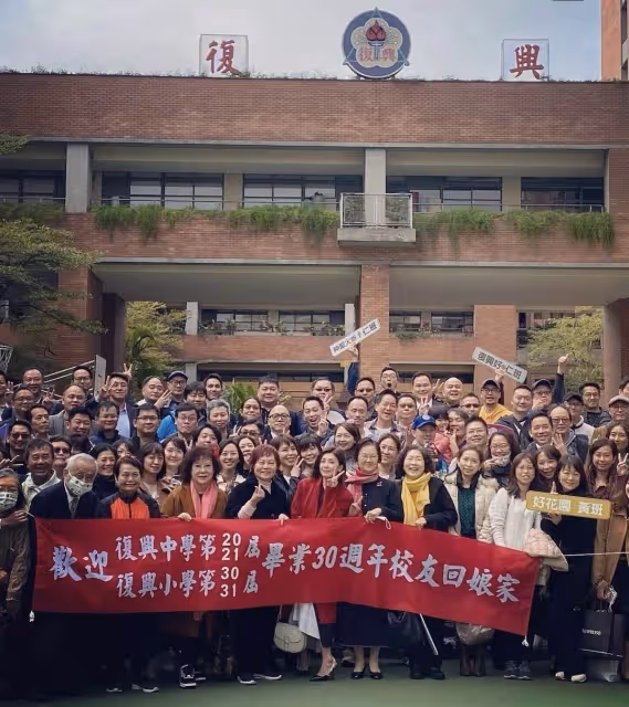 賈靜雯榮歸母校被評為傑出校友,曬多張童年照,與咘咘幾乎一模一樣,網友:基因的強大