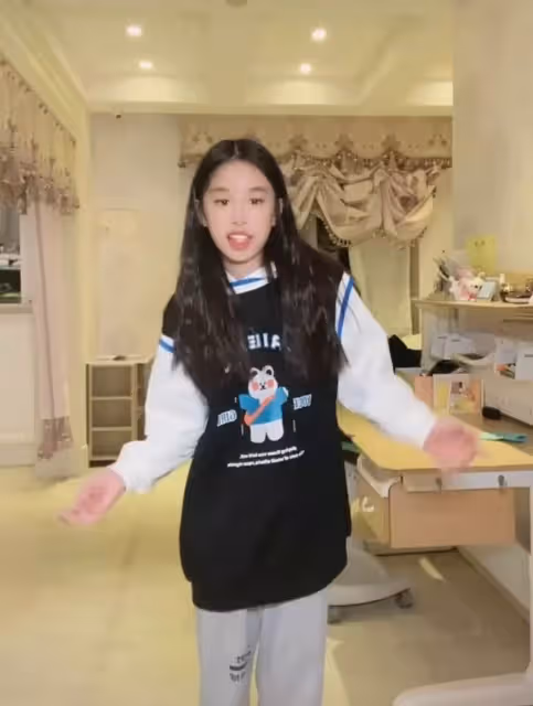 張廷12歲女兒林家菱大變臉!皮膚變白身材修長,五官立體才藝突出,曾被媒體嗆「又黑又難看」,不卑不亢細節暴露家教