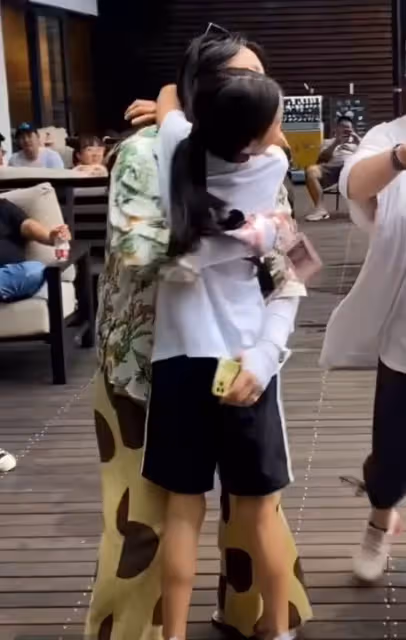 張廷12歲女兒林家菱大變臉!皮膚變白身材修長,五官立體才藝突出,曾被媒體嗆「又黑又難看」,不卑不亢細節暴露家教
