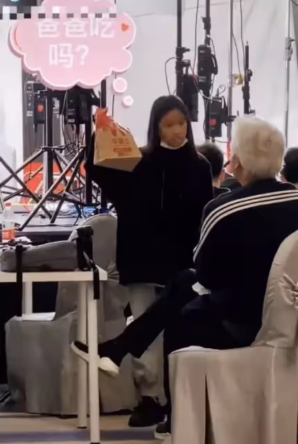 張廷12歲女兒林家菱大變臉!皮膚變白身材修長,五官立體才藝突出,曾被媒體嗆「又黑又難看」,不卑不亢細節暴露家教
