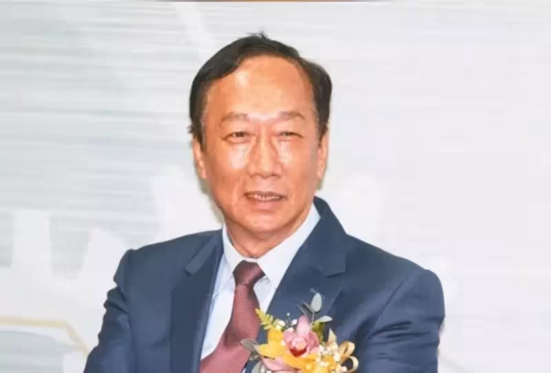 郭臺銘宣布「為臺灣再砸上億元」不只0~6歲公司養， 體貼家長超過「10萬人受到幫助」：國小1~6年級都可以用！