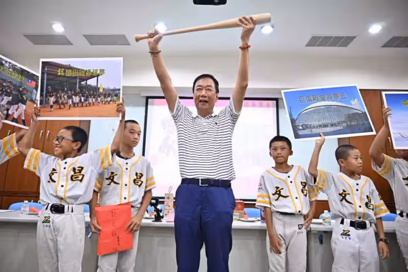 郭臺銘宣布「為臺灣再砸上億元」不只0~6歲公司養, 體貼家長超過「10萬人受到幫助」:國小1~6年級都可以用!