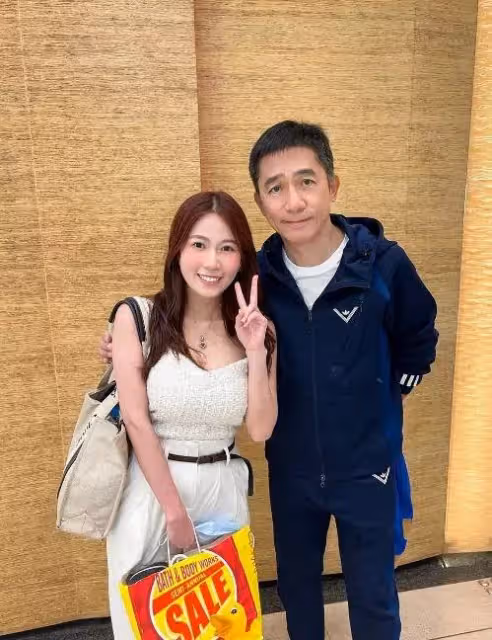 59歲梁朝偉近照曝光,皺紋橫生鬢角斑白,變化大到迷妹都不敢確認