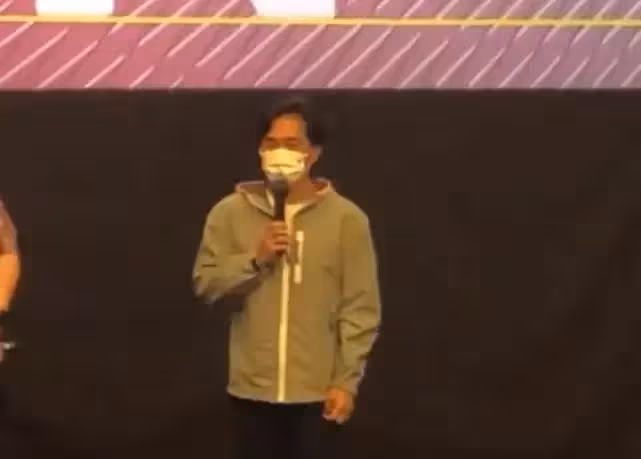 59歲梁朝偉近照曝光,皺紋橫生鬢角斑白,變化大到迷妹都不敢確認