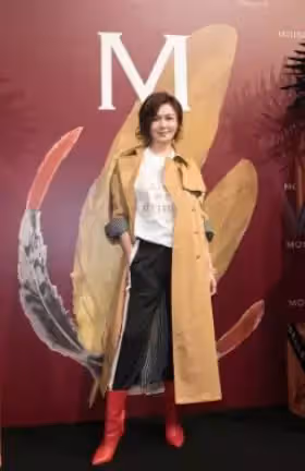關之琳早就該剪這個短髮了,穿條紋套裝裙減齡不止10歲,氣質驚豔