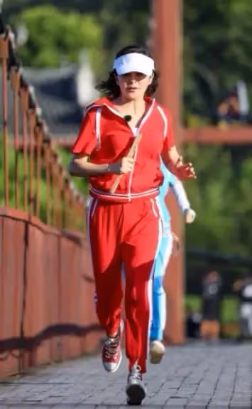 關之琳早就該剪這個短髮了,穿條紋套裝裙減齡不止10歲,氣質驚豔