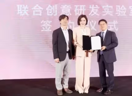 關之琳早就該剪這個短髮了,穿條紋套裝裙減齡不止10歲,氣質驚豔