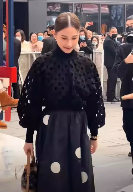 何超蓮秦嵐周雨彤同台,「賭王千金」被贊臉小最美,「名媛氣質」不輸明星