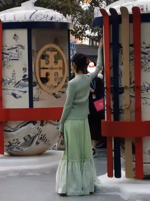 何超蓮秦嵐周雨彤同台,「賭王千金」被贊臉小最美,「名媛氣質」不輸明星