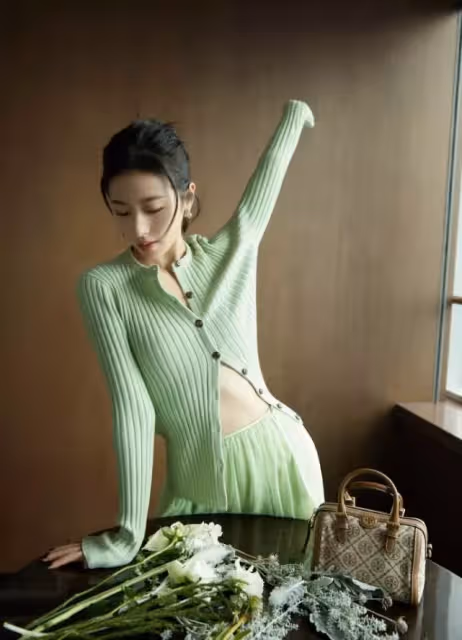何超蓮秦嵐周雨彤同台,「賭王千金」被贊臉小最美,「名媛氣質」不輸明星