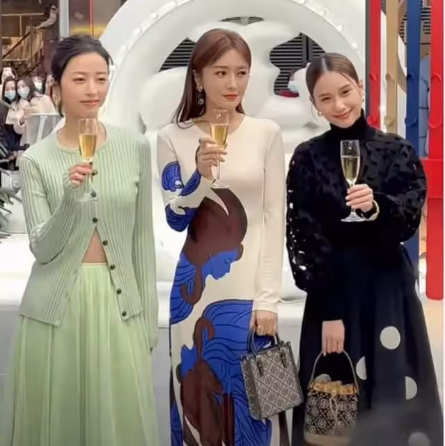 何超蓮秦嵐周雨彤同台,「賭王千金」被贊臉小最美,「名媛氣質」不輸明星