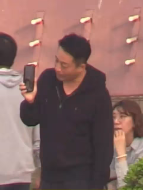 汪小菲逛街滿臉憔悴，和女兒視訊通話看狗，賣力逗女兒開心顯卑微，網友：一副老父親的既視感