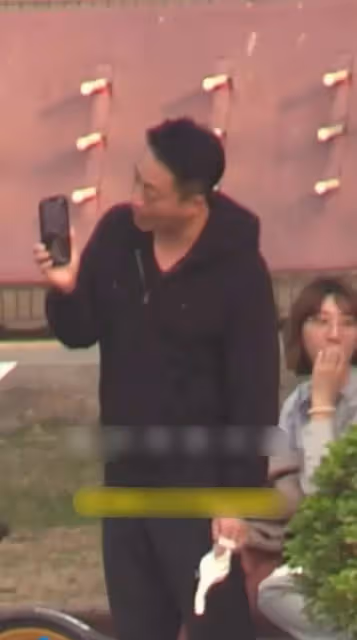 汪小菲逛街滿臉憔悴，和女兒視訊通話看狗，賣力逗女兒開心顯卑微，網友：一副老父親的既視感