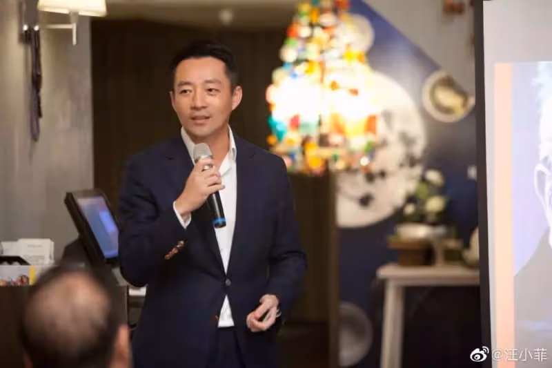 汪小菲逛街滿臉憔悴,和女兒視訊通話看狗,賣力逗女兒開心顯卑微,網友:一副老父親的既視感