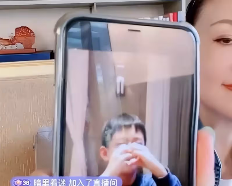 汪小菲逛街滿臉憔悴,和女兒視訊通話看狗,賣力逗女兒開心顯卑微,網友:一副老父親的既視感