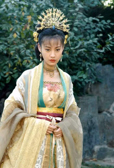 她和Angelababy像雙胞胎!曾搭檔謝霆鋒成名「被稱蛇蠍美人」 最紅時「嫁醜男」低調生子