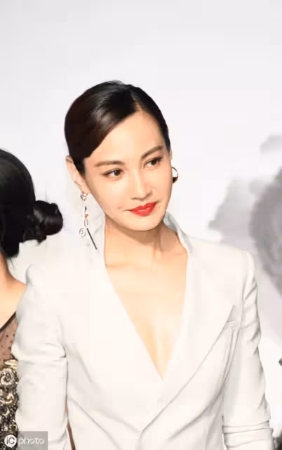 她和Angelababy像雙胞胎!曾搭檔謝霆鋒成名「被稱蛇蠍美人」 最紅時「嫁醜男」低調生子
