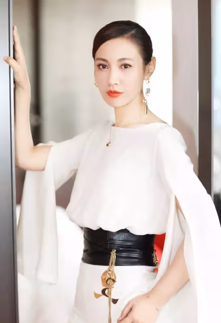 她和Angelababy像雙胞胎!曾搭檔謝霆鋒成名「被稱蛇蠍美人」 最紅時「嫁醜男」低調生子