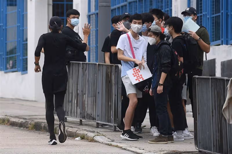 香港學生疫下應考英文科　周潤發跑步經過向考生揮手打氣