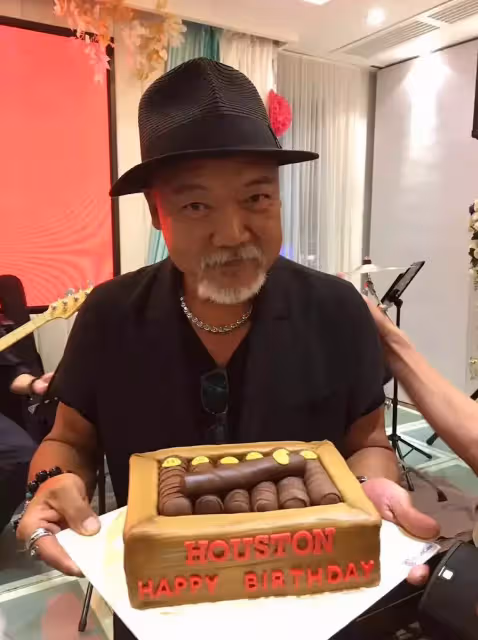 61歲「金牌綠葉」廖駿雄近照曝光,兒子廖家爵顏值逆天,曾欠債百萬,如今做藝術家一家人齊齊整整,網友:苦盡甘來