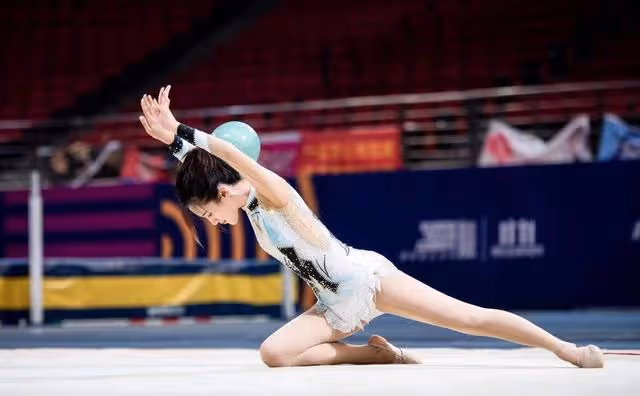 還記得《花千骨》的「糖寶」嗎?31歲穿體操服參賽照再走紅,網友:這腿真實存在的嗎