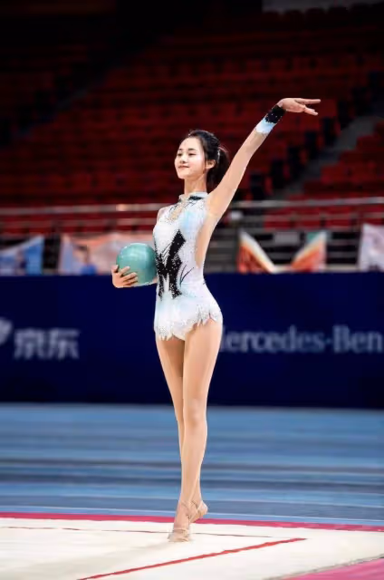 還記得《花千骨》的「糖寶」嗎?31歲穿體操服參賽照再走紅,網友:這腿真實存在的嗎