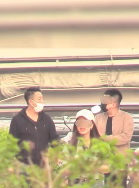汪小菲逛街滿臉憔悴,和女兒視訊通話看狗, 賣力逗女兒開心顯卑微,網友:一副老父親的既視感