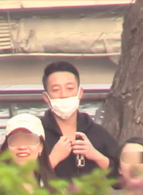 汪小菲逛街滿臉憔悴,和女兒視訊通話看狗, 賣力逗女兒開心顯卑微,網友:一副老父親的既視感