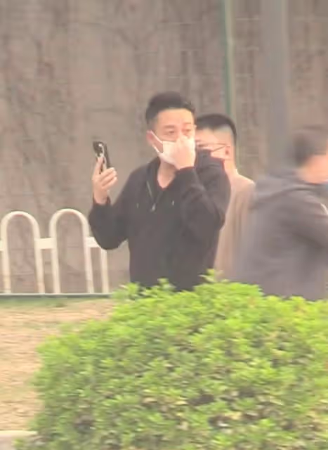 汪小菲逛街滿臉憔悴,和女兒視訊通話看狗, 賣力逗女兒開心顯卑微,網友:一副老父親的既視感
