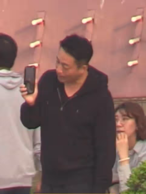 汪小菲逛街滿臉憔悴,和女兒視訊通話看狗, 賣力逗女兒開心顯卑微,網友:一副老父親的既視感
