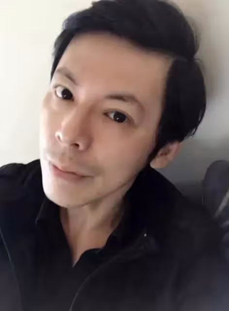 47歲知名男星退圈當保安!工作12小時不覺辛苦,皮鞋脫膠都捨不得扔,網友:能屈能伸
