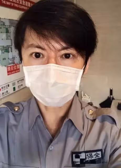 47歲知名男星退圈當保安!工作12小時不覺辛苦,皮鞋脫膠都捨不得扔,網友:能屈能伸