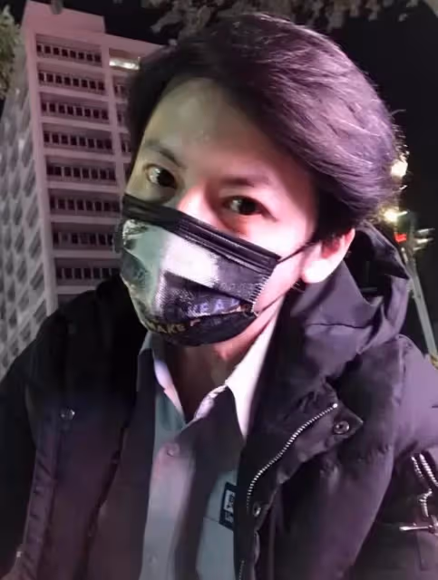 47歲知名男星退圈當保安!工作12小時不覺辛苦,皮鞋脫膠都捨不得扔,網友:能屈能伸