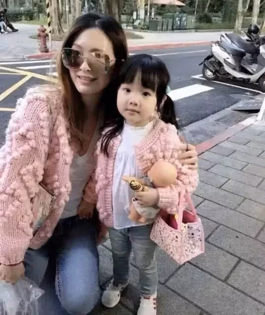 辛龍走出劉真離世陰影,最新發文帶來12個字,帶女兒開始全新的生活