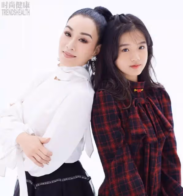 鐘麗緹曬與孩子合影,3個女兒美的各有千秋,小女兒最像母親