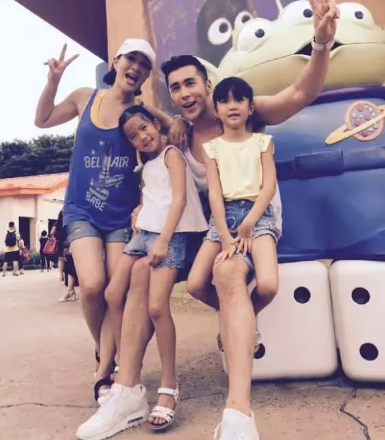 鐘麗緹曬與孩子合影,3個女兒美的各有千秋,小女兒最像母親