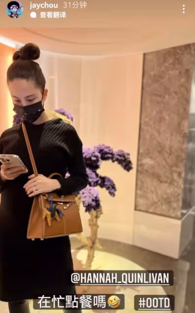 周杰倫陪老婆逛街超甜蜜,昆淩挺六個月孕肚「素顏出鏡」略顯憔悴,婚戒十分搶鏡