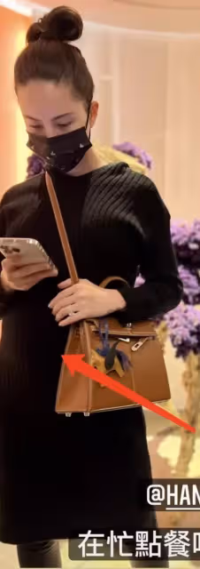 周杰倫陪老婆逛街超甜蜜,昆淩挺六個月孕肚「素顏出鏡」略顯憔悴,婚戒十分搶鏡