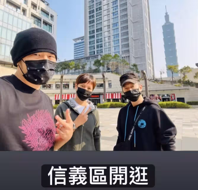 周杰倫陪老婆逛街超甜蜜,昆淩挺六個月孕肚「素顏出鏡」略顯憔悴,婚戒十分搶鏡