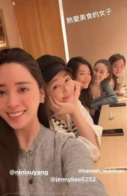 周杰倫陪老婆逛街超甜蜜,昆淩挺六個月孕肚「素顏出鏡」略顯憔悴,婚戒十分搶鏡