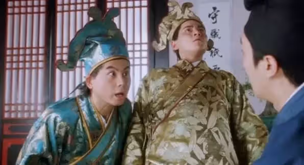56歲黃一山榮升教授！穿正裝上課學生超喜歡，曾同時接15部電影，創業破產年花千萬只爲救重病仔，如今二仔高大超帥讀名校