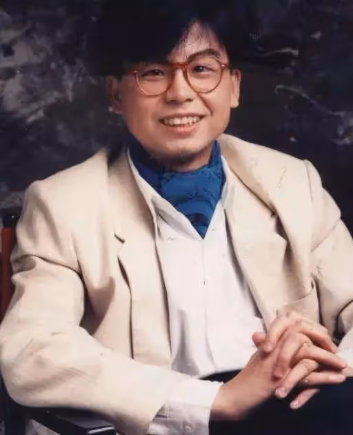 56歲黃一山榮升教授！穿正裝上課學生超喜歡，曾同時接15部電影，創業破產年花千萬只爲救重病仔，如今二仔高大超帥讀名校