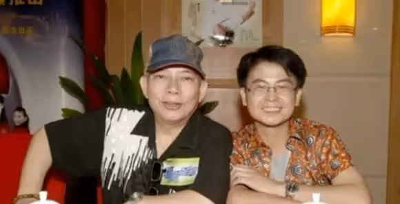 56歲黃一山榮升教授！穿正裝上課學生超喜歡，曾同時接15部電影，創業破產年花千萬只爲救重病仔，如今二仔高大超帥讀名校