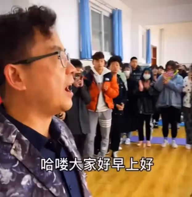 56歲黃一山榮升教授！穿正裝上課學生超喜歡，曾同時接15部電影，創業破產年花千萬只爲救重病仔，如今二仔高大超帥讀名校