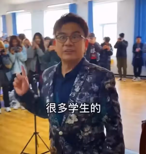 56歲黃一山榮升教授！穿正裝上課學生超喜歡，曾同時接15部電影，創業破產年花千萬只爲救重病仔，如今二仔高大超帥讀名校